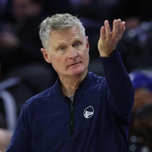 开云下载-勇士队在2026年NBA模拟选秀中，将大幅度向前发展！